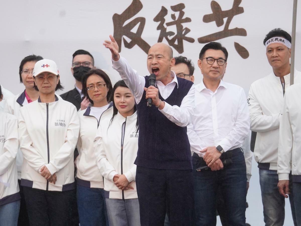 立法院長韓國瑜（前中）率領國民黨立院黨團一同登台，向支持群眾傳達理念訴求。 圖：張良一/攝（資料照片）