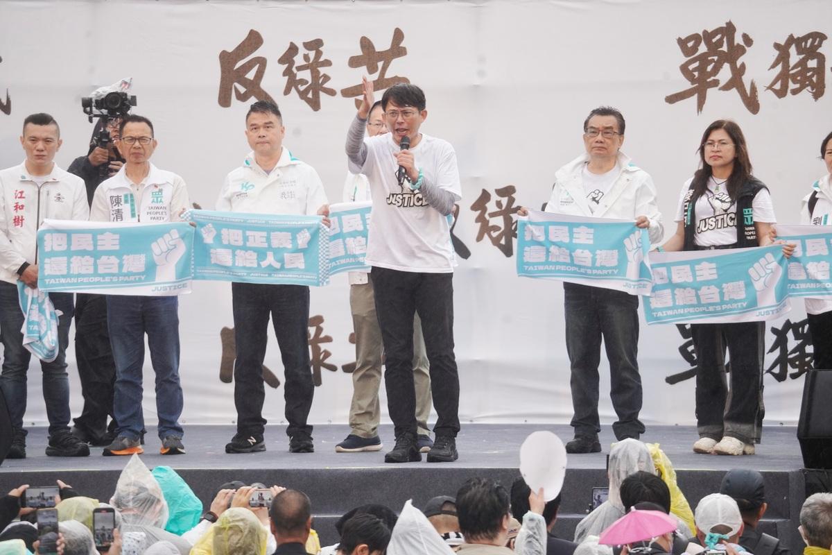 民眾黨主席黃國昌（中）也到場響應，登台向群眾喊話。 圖：張良一/攝