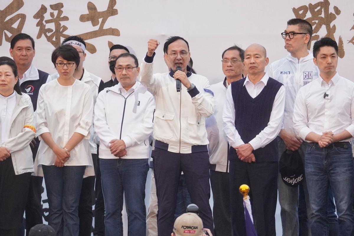 國民黨主席朱立倫（中）將納粹政權的暴行與當前台灣政治情勢作不當類比。 圖：張良一/攝（資料照）