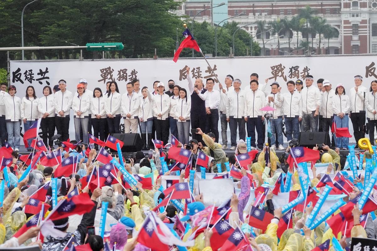 立法院長韓國瑜率領國民黨立院黨團一同登台，向支持群眾傳達理念訴求。 圖：張良一/攝