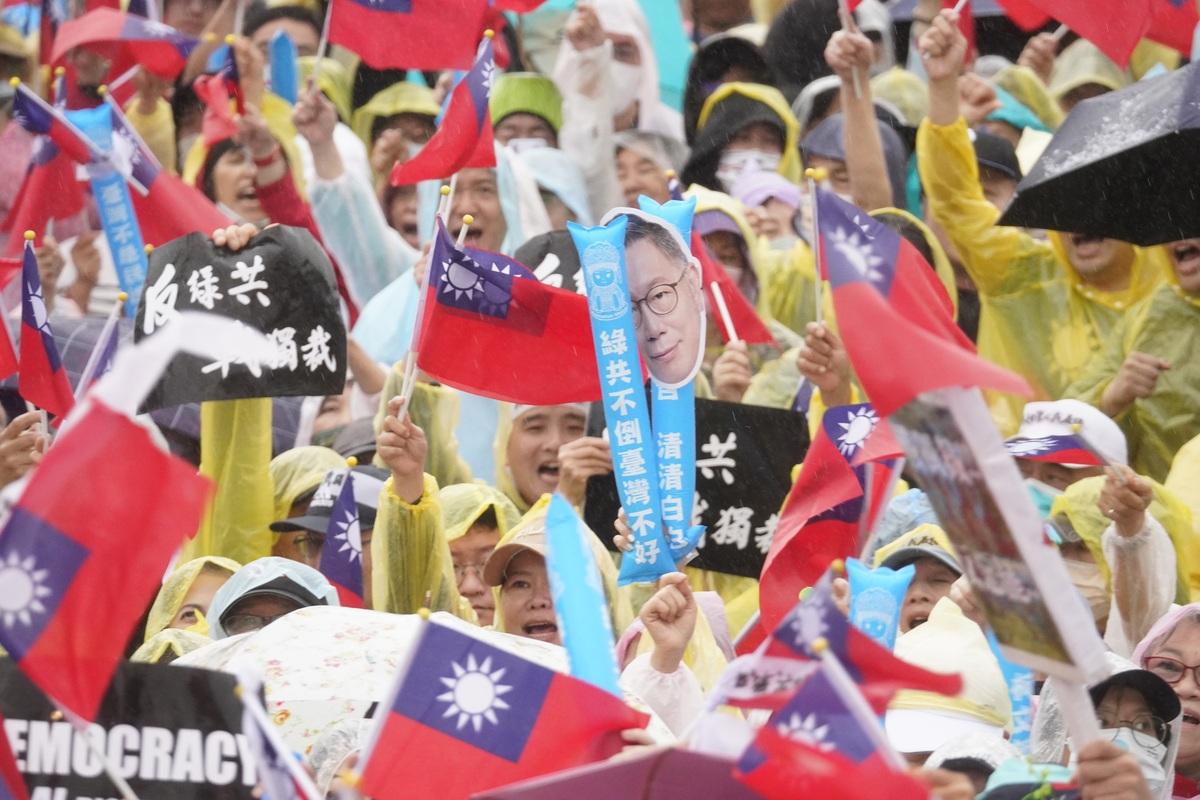 現場湧入大批人潮，高舉標語呼應活動訴求。 圖：張良一/攝