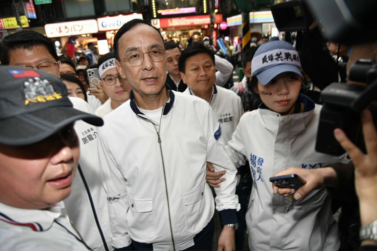 朱立倫率領黨謝龍介、楊智伃等人挺進北警局說明。（鏡報新聞網提供）