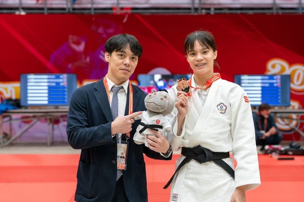 台灣柔道女將袁姵君（右）26日征戰2025亞洲柔道錦標賽，順利摘下女子63公斤級銅牌，同時也是生涯首度站上亞錦賽頒獎台。左為教練李杰恆。（袁姵君提供）中央社記者陳容琛傳真  114年4月26日