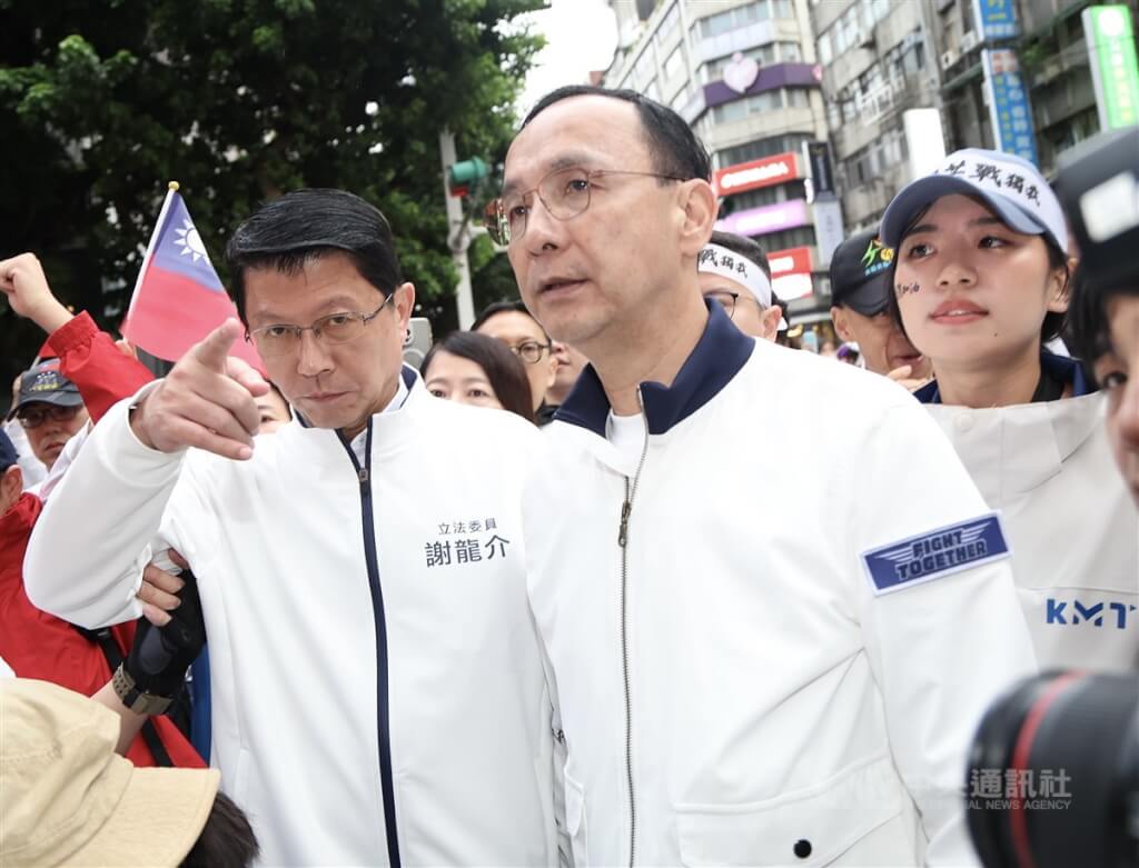 國民黨26日在凱道舉辦「反綠共戰獨裁」集會，黨主席朱立倫（前右）在活動尾聲表示將主動前往台北市警察局中正一分局；集會結束後，朱立倫與黨籍立委謝龍介（前左）等人隨即步行前往中正一分局。中央社記者張新偉攝　114年4月26日