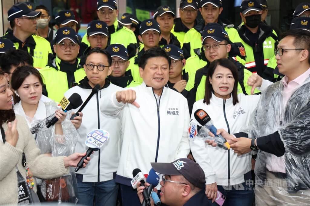 國民黨立委傅崐萁（前中）與支持群眾等人在警局外喊口號聲援，大批警力戒備待命。中央社記者張新偉攝 114年4月26日