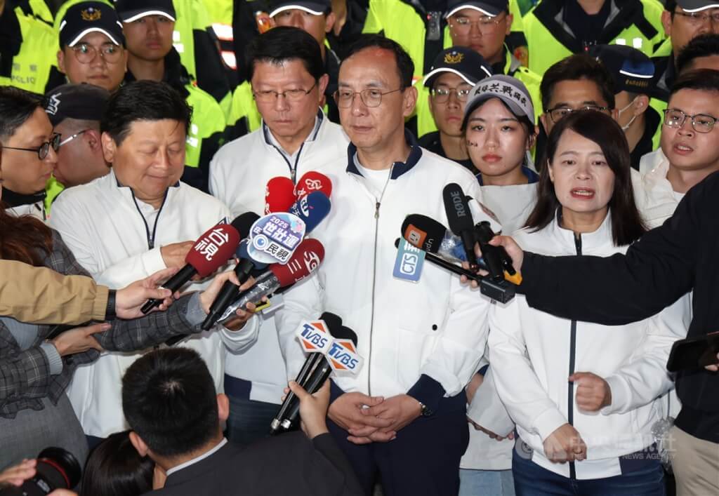 國民黨主席朱立倫（前中）26日在凱道集會活動結束後，與國民黨立委謝龍介（中左）、國民黨發言人楊智伃（中右）等人自行前往台北市警局中正一分局，針對日前北檢非法集會案進行說明，晚間步出警局後接受媒體訪問。中央社記者張新偉攝　114年4月26日