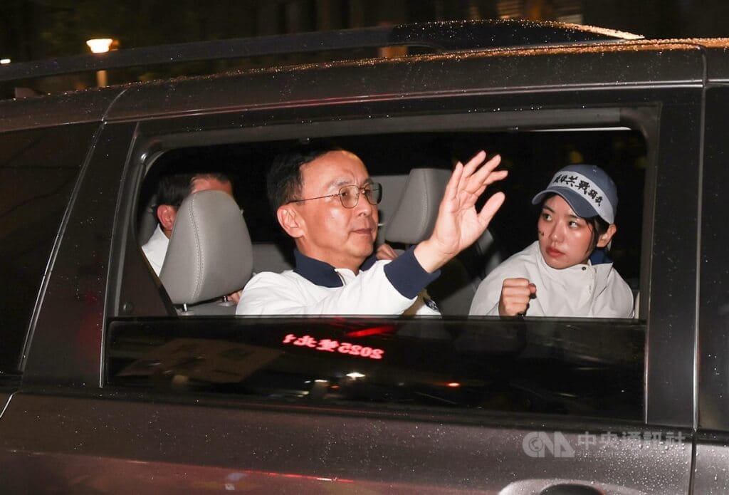 國民黨主席朱立倫（左）26日在凱道集會活動結束後，自主與黨發言人楊智伃（右）一同赴台北市警局中正一分局，晚間步出警局受訪後即搭車離去。中央社記者張新偉攝 114年4月26日