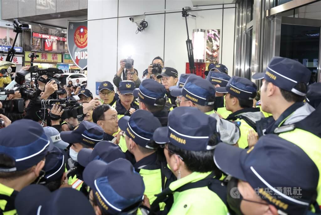 國民黨主席朱立倫26日在凱道集會結束後主動前往台北市警察局中正一分局向警方說明日前北檢非法集會等案，抵達時現場大批媒體、警力與支持群眾等擠爆警局門口。中央社記者張新偉攝 114年4月26日
