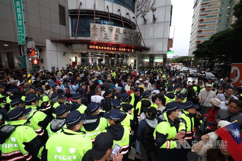 大批支持者跟隨在台北市警察局中正一分局外聲援，還有媒體也齊聚關注，警方動員人力嚴陣以待。中央社記者張新偉攝　114年4月26日