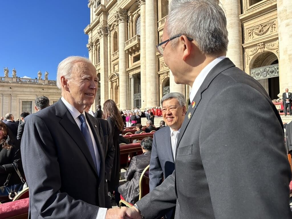 外交部次長吳志中（右）在教宗方濟各（Pope Francis）喪禮中，向美國前總統拜登（Joe Biden）（左）致意。 圖/中央社（民眾提供）