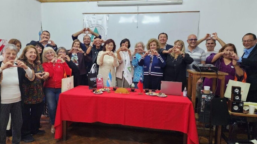 阿根廷護理聯合會成員與駐阿根廷代表謝妙宏合影，祝福台灣早日能參與世界衛生大會，共同促進全球衛生體系更為健全與強化。