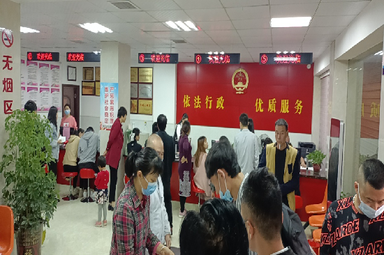 為了扭轉少子化困境，中國近年來積極推行各類婚育獎勵政策。 圖：取自 中國民政局官網