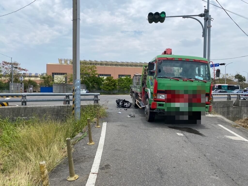 楊姓男子26日駕駛大貨車行經高雄橋頭區一處路口，左轉時與林姓機車騎士發生碰撞，林男送醫不治。（高雄市警察局岡山分局提供）中央社記者張已亷傳真  114年4月27日