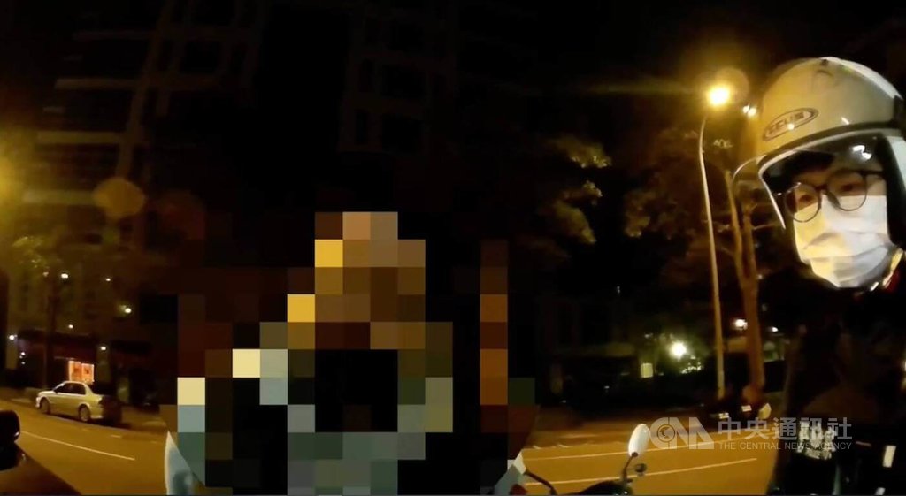 台北市警方近日執行夜間巡邏勤務時，發現38歲柯姓男子（左）違規駕車且攜毒，尿檢結果為陽性，全案依法送辦。（翻攝照片）中央社記者黃麗芸傳真  114年4月27日