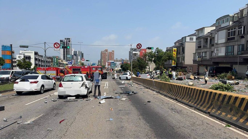 台中市沙鹿區向上路7段27日上午發生多輛自小客車事故，消防救護人員到場後發現多人受傷，陸續將傷者送醫治療。（民眾提供）中央社記者郝雪卿傳真 114年4月27日