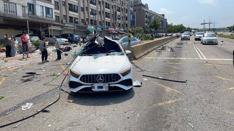 1輛載滿螺絲的聯結車疑因下坡路段失速無法煞車，一路追撞前方等停紅燈的汽機車。 圖：台中市消防局提供