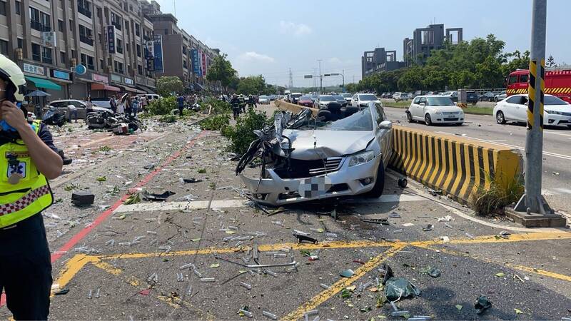 1輛載滿螺絲的聯結車疑因下坡路段失速無法煞車，一路追撞前方等停紅燈的汽機車。 圖：台中市消防局提供