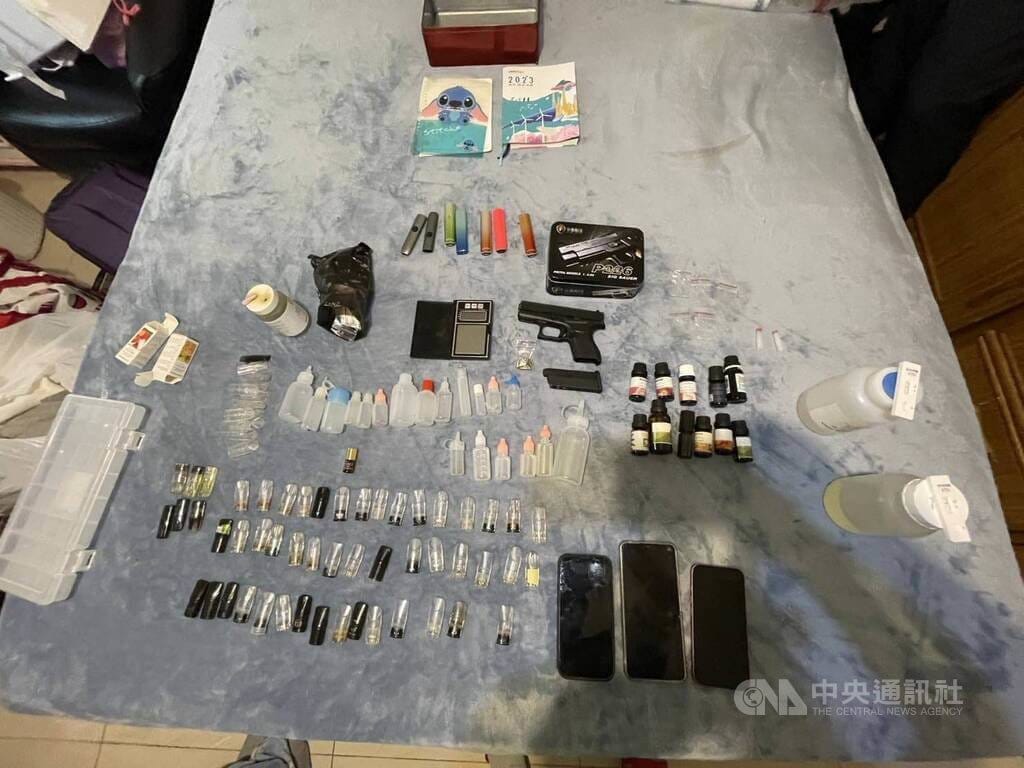 台北市警察局北投分局近期強力執行安居緝毒專案，破獲雙北5處依托咪酯（俗稱喪屍煙彈）分裝場，緝獲涉案的19名北聯幫幹部和幫眾，均依法送辦。（翻攝照片）中央社記者黃麗芸傳真  114年4月27日