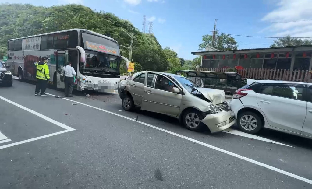 張姓男子27日上午駕駛國光客運行經基隆市麥金路時，疑未注意前方車輛已減速，撞上前方楊姓女子駕駛的轎車後，再往前推撞2輛轎車，楊女和其車上乘客輕傷。（讀者提供）中央社記者王朝鈺傳真  114年4月27日