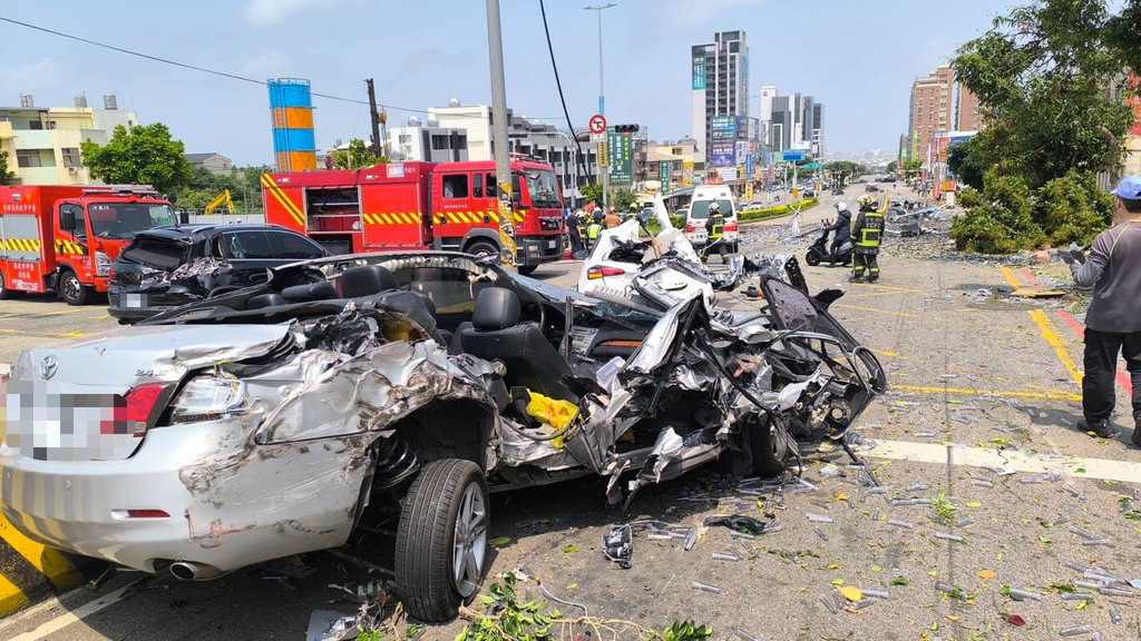 台中聯結車疑煞車失控撞逾20汽機車 9人送醫