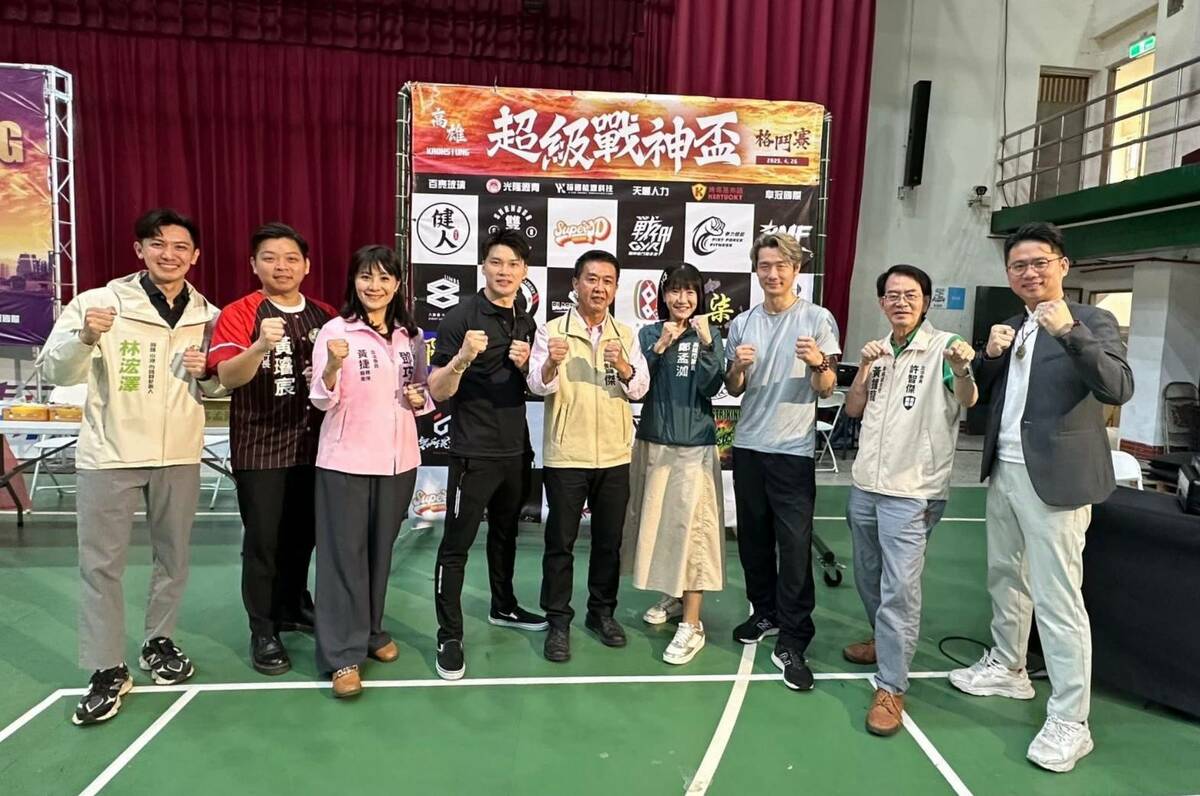 許智傑(中)、鄭孟洳(右四)到場為選手加油打氣。 圖：劉柱均提供