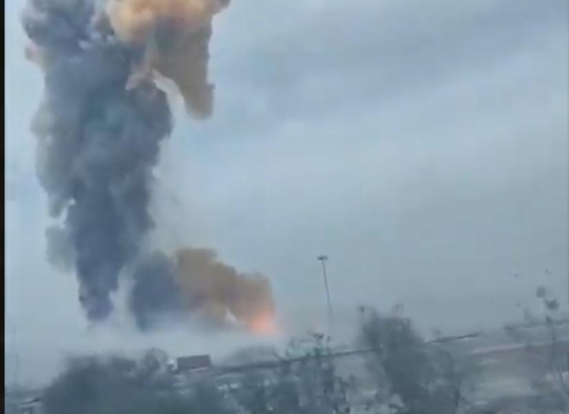 爆炸引發的火災蔓延至多個集裝箱，並引發多次爆炸。 圖：翻攝自 X