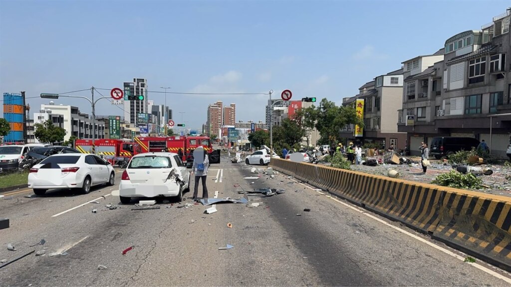 沙鹿聯結車撞逾20汽機車11傷 3人加護病房觀察