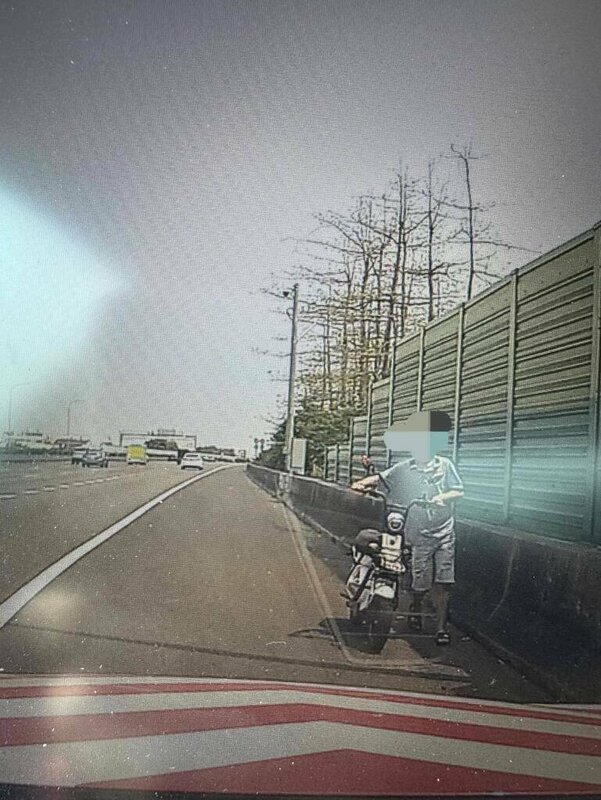 彰化縣一名男性移工27日騎著微型電動二輪車誤闖國道，發現騎錯路後還想逆向折返，被國道警方攔下，將男子載離國道。（警方提供）中央社記者蕭博陽彰化縣傳真  114年4月27日