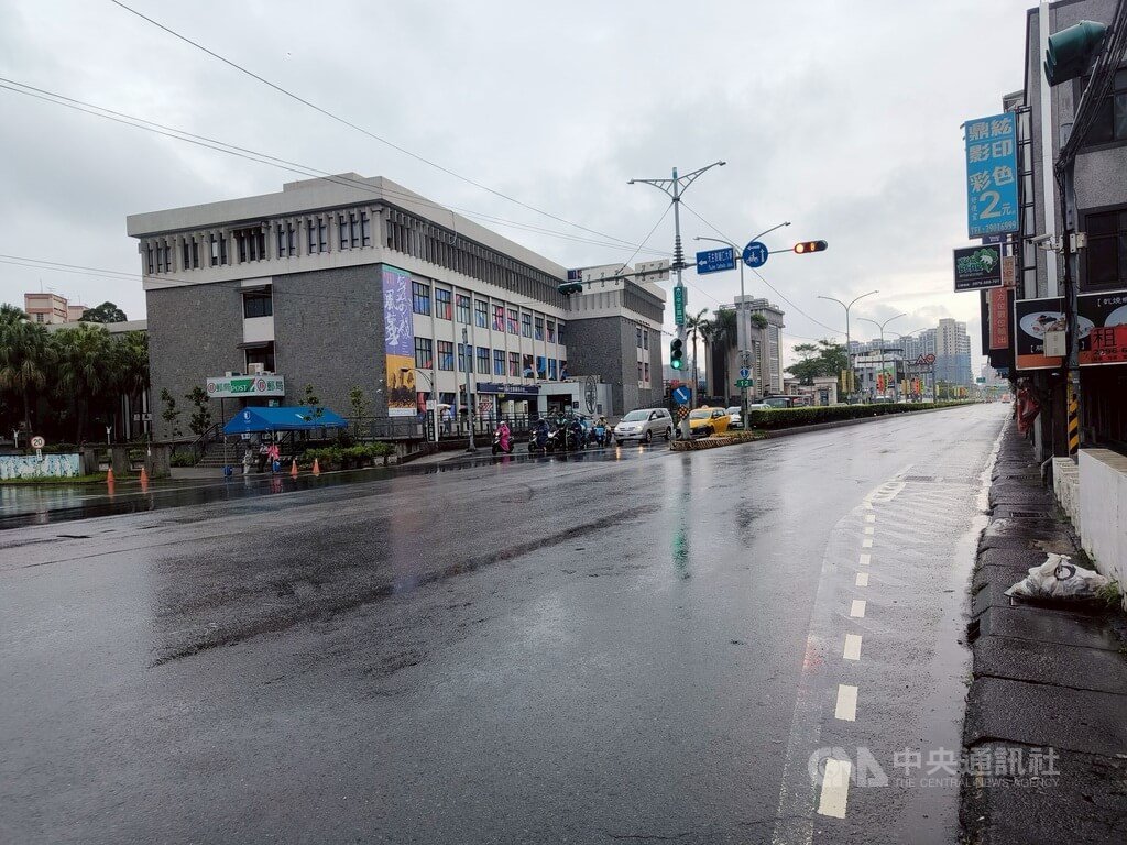 新北市新莊區輔仁大學一名女大生26日因違規穿越馬路，遭機車撞傷、雙腿骨折送醫，警方獲報後已到場採證照相及測繪紀錄，將調查以釐清肇事責任。圖為事發路口。（翻攝照片）中央社記者王鴻國傳真  114年4月27日