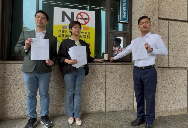 新竹市雙罷免總部發言人林志潔（中）27日與雙罷免領銜人戴振博（右）以及律師一同前往新竹地檢署，按鈴告發國民黨立委鄭正鈐涉嫌動員外籍移工參與政治活動，涉違反選罷法與就業服務法。 圖:中央社