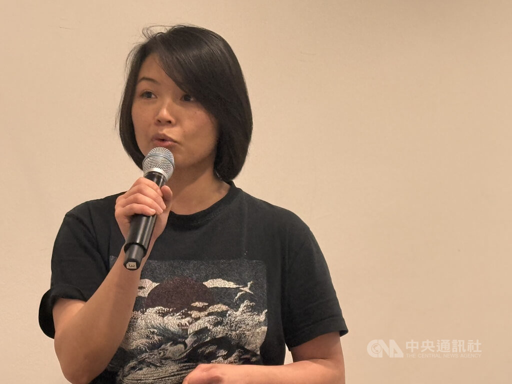 歐洲台灣精品茶學會會長陳安吉22日在柏林「2025二二八事件始末回顧海報展」開幕茶會演講，說明天馬茶坊在二二八事件中的歷史角色，強調記憶不該僅停留在一天。 圖:中央社