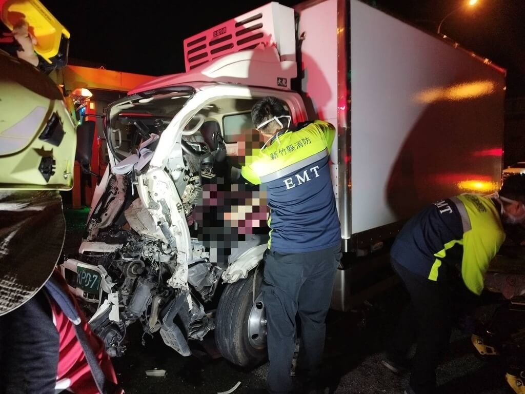 1輛小貨車27日晚間在新竹縣竹北市西濱路2段疑追撞前方皮卡車，另有1輛小客車疑因壓到現場破碎零件後擦撞分隔島，事故造成2人受傷，其中1人命危搶救中。（警消提供）中央社記者魯鋼駿傳真  114年4月27日