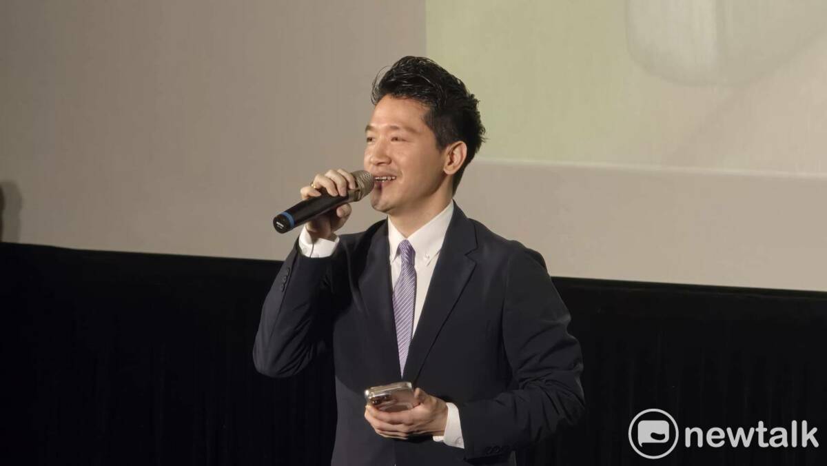 總統府副秘書長何志偉說，這是他人生第一次，可能也是唯一一次跟神明一起看電影。 圖：林昀真/攝
