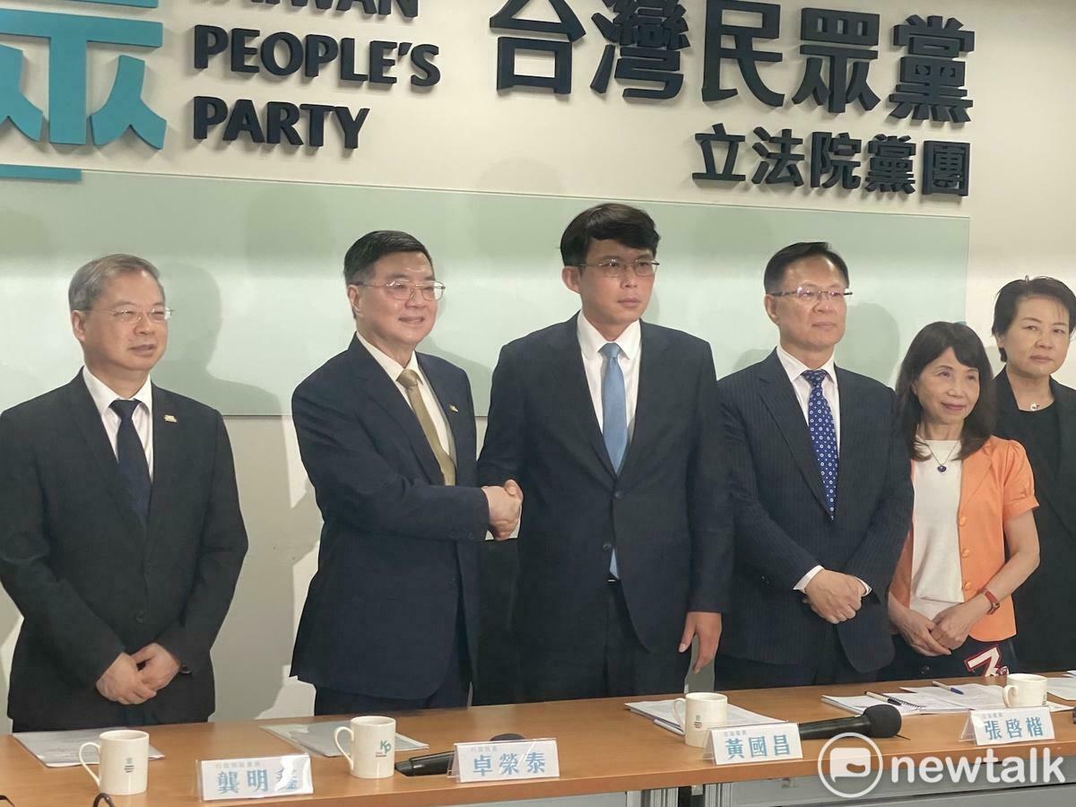 行政院長卓榮泰(左二)拜會民眾黨團。 圖：林朝億/攝