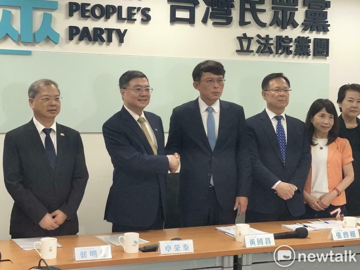 行政院長卓榮泰(左二)拜會民眾黨團 圖：林朝億/攝
