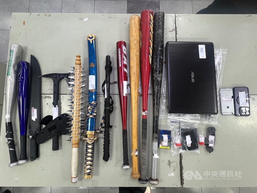 台中彭姓男子與被害人有虛擬貨幣交易糾紛，他夥同暴力集團成員，於民國113年12月間將4名被害人約出毆打凌虐甚至強拍性影像，刑事局循線將彭男等15人逮捕，並查扣刀械、手機及筆電等證物。（翻攝照片）中央社記者蘇木春傳真  114年4月28日