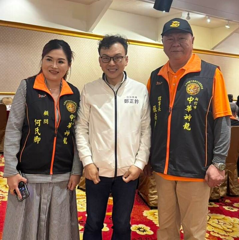 四叉貓揭紅娥健康養生館老闆娘「何氏卿」與鄭正鈐關係。 圖：四叉貓臉書