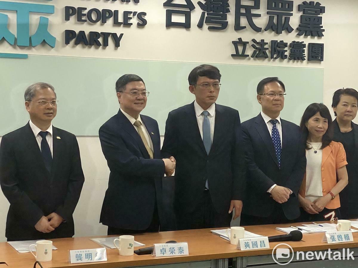 行政欲長卓榮泰(左二)拜會民眾黨團 圖：林朝億/攝