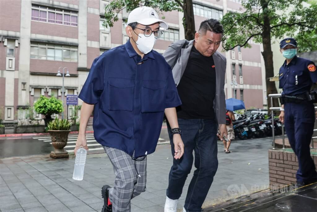藝人黃子佼（左）。（中央社檔案照片）