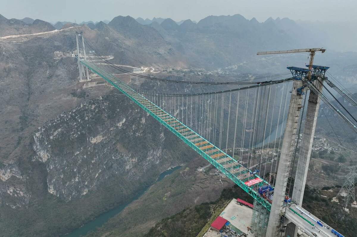 據官方報導，橋梁通車後，穿越花江大峽谷的旅程時間將從過去的兩小時縮短至僅一分鐘，大幅改善貴州山區的交通狀況。 圖:翻攝自X帳號@MarioNawfal
