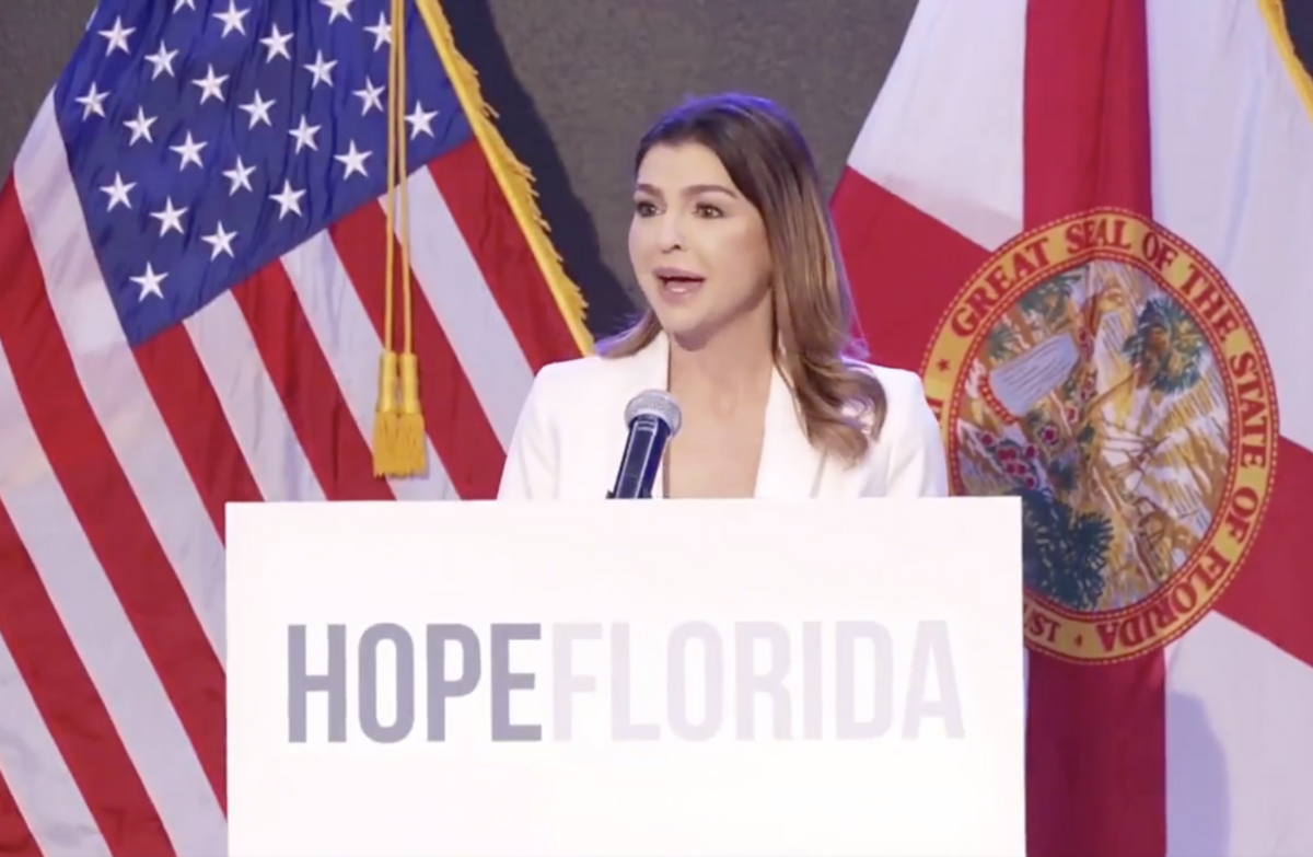 凱西．德桑蒂斯（Casey DeSantis），在「希望佛州」募款上演說，試圖為下佛州選舉造勢。 圖片翻攝自：凱西．德桑蒂斯（Casey DeSantis）的Ｘ