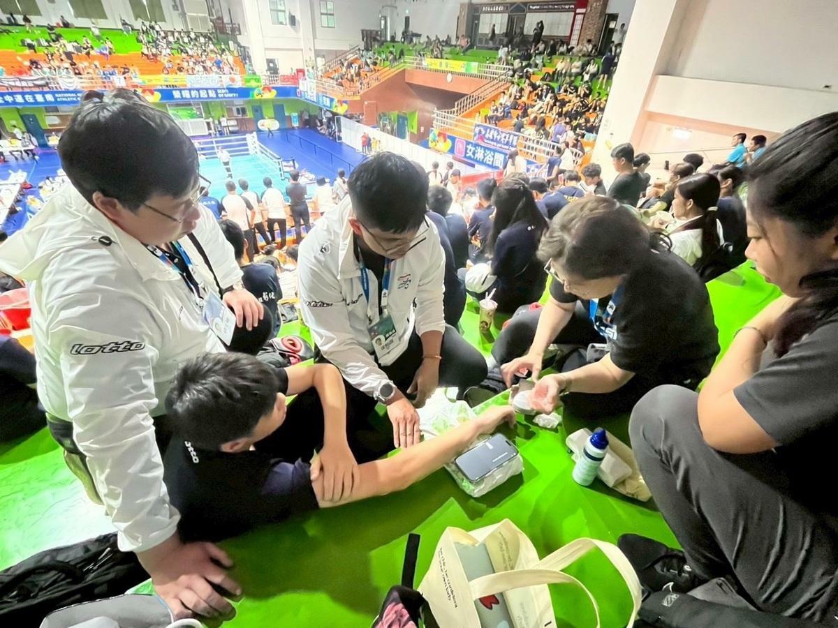 高醫團隊隨行，提供即時且專業的醫療照護，成為全中運選手堅實的後盾。 圖：高雄市教育局/提供