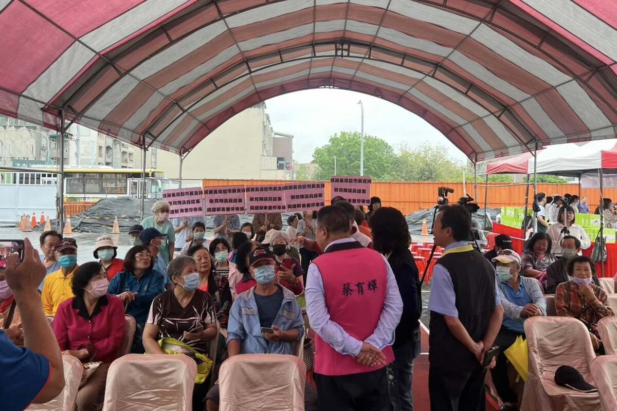 林俊憲批評，蔡育輝大鬧會場並造謠他與建設無關，陳亭妃卻支持對方的謊言 圖：翻攝自林俊憲臉書
