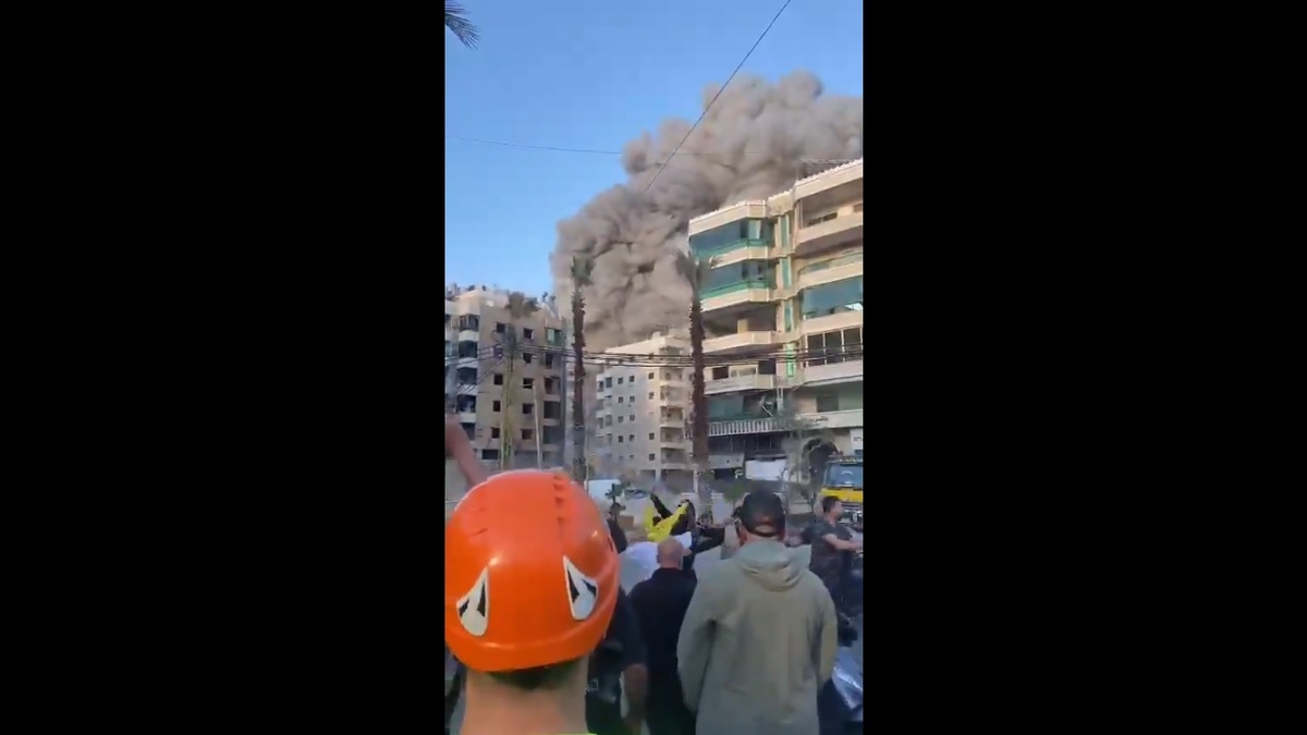 在空襲事件發生後，部分不滿的黎巴嫩民眾高舉手臂，並聚集在襲擊地點附近抗議。 圖：擷取自 @JoeTruzman X 分享影片