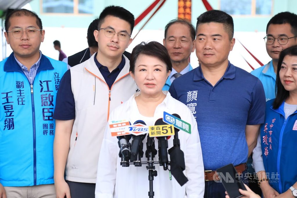 台中市沙鹿區向上路段27日1輛聯結車疑煞車失控，造成重大事故。台中市長盧秀燕（前中）28日接受媒體聯訪時表示，肇事駕駛第一時間承認煞車器壞掉，呼籲民眾留意車況保養情形。中央社記者蘇木春攝