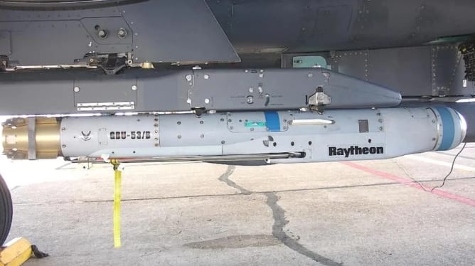 掛載於F-15E上的GBU-53/B炸彈。 圖 : 翻攝自觀察者網