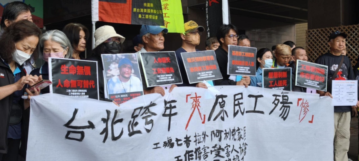 工傷協會、家屬代表等在今天「428國際工殤日」到北市府門口抗議，要求台北市政府說明真相，面對錯誤，勿推卸責任。 圖：讀者提供
