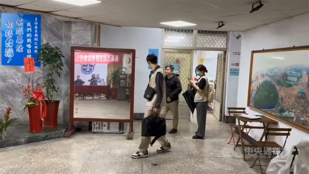 基隆地檢署偵辦罷免民進黨基隆市議員鄭文婷及張之豪案，提議書涉嫌偽造文書，28日上午指揮基隆市調查站，搜索國民黨基隆市黨部。中央社記者王朝鈺攝 114年4月28日
