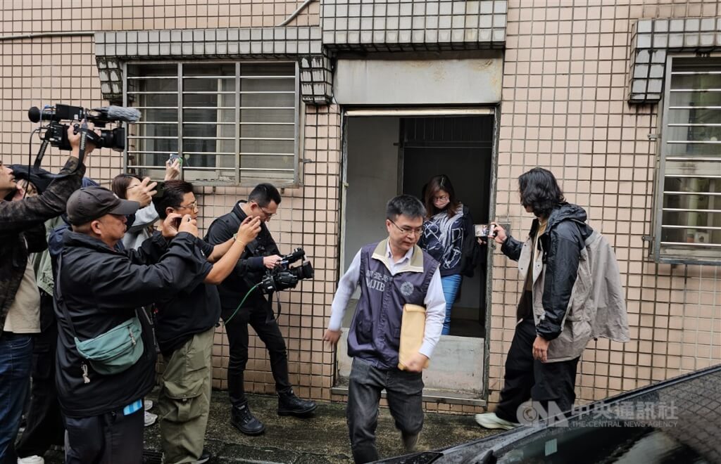 新北地檢署28日偵辦罷免涉不實連署案，指揮搜索國民黨新北市黨部，帶走書記長陳貞容（後，著牛仔褲者）、朱姓書記及三重區黨部執行長羅大宇。中央社記者王鴻國攝 114年4月28日