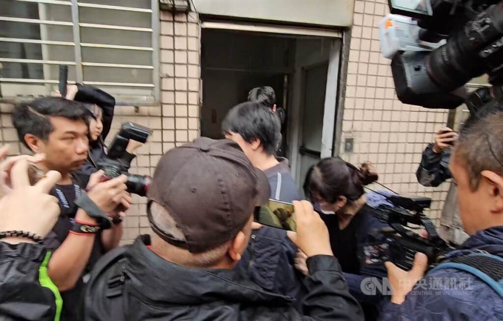 新北地檢署28日偵辦罷免涉不實連署案，指揮搜索國民黨新北市黨部，帶走書記長陳貞容、朱姓書記（右2低頭女子）及三重區黨部執行長羅大宇。中央社記者王鴻國攝 114年4月28日